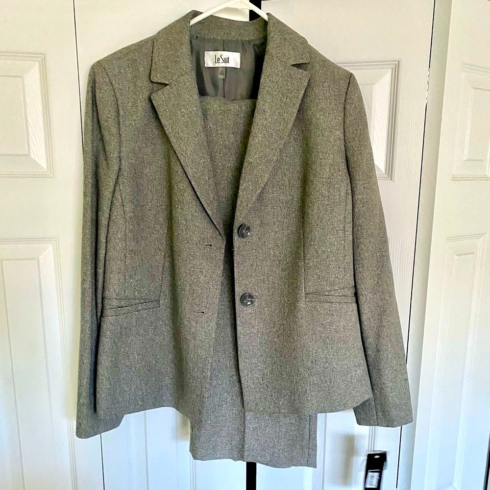 VERY NICE LESUIT PANTSUIT